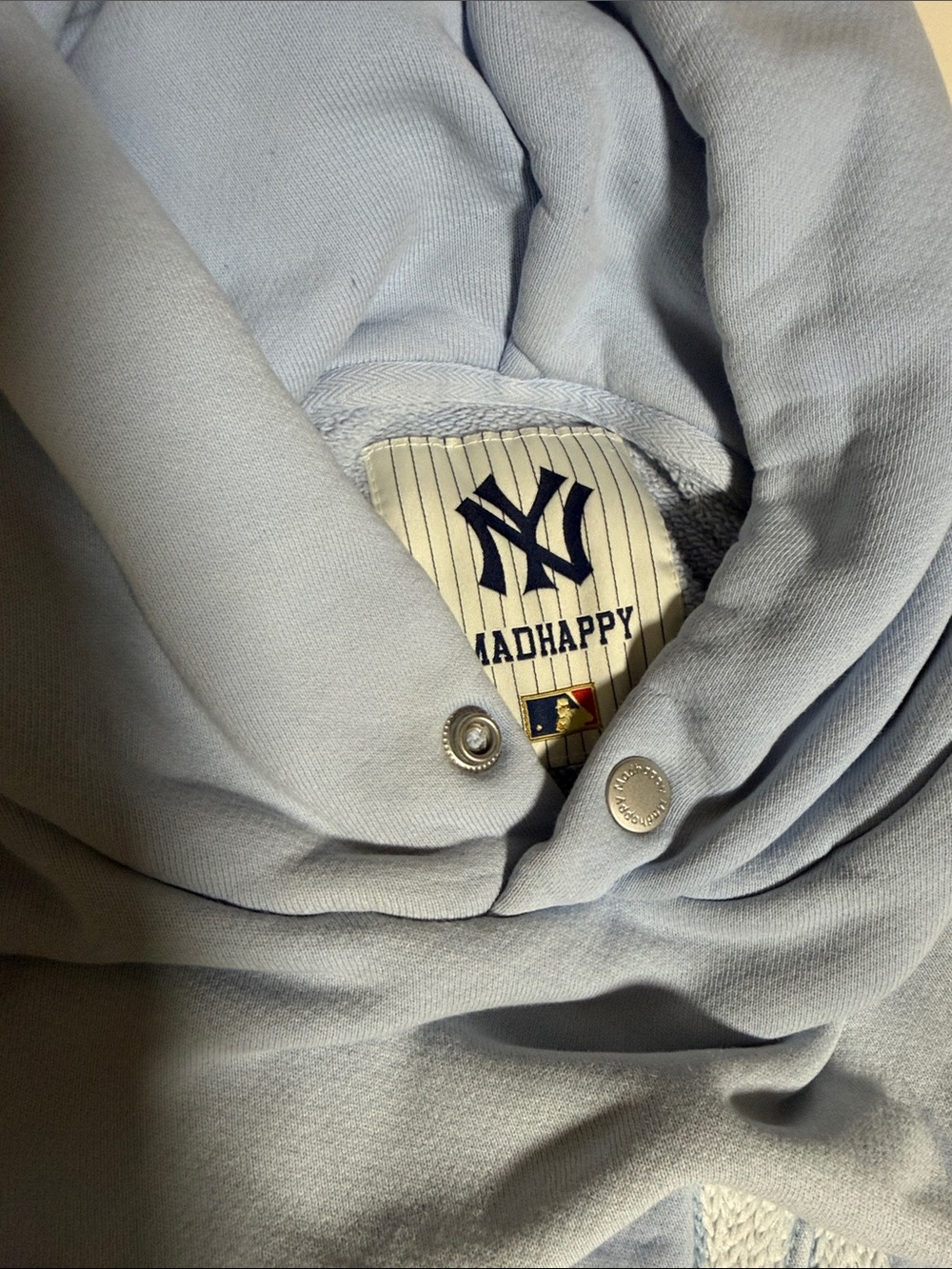 MADHAPPY × MLB &
NY YANKEES FLEECE HOODIE IN SKY BLUE - Picture 3 of 4
